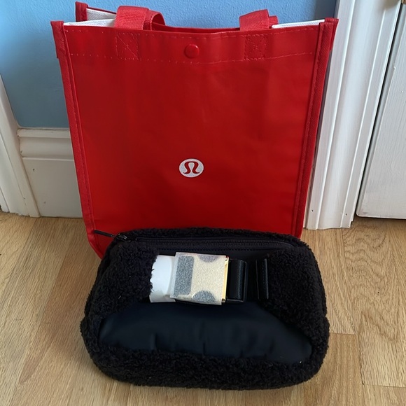 Lululemon NWT Everywhere 2L Fleece Belt Bag, includes reusable Lululemon bag - Picture 4 of 15